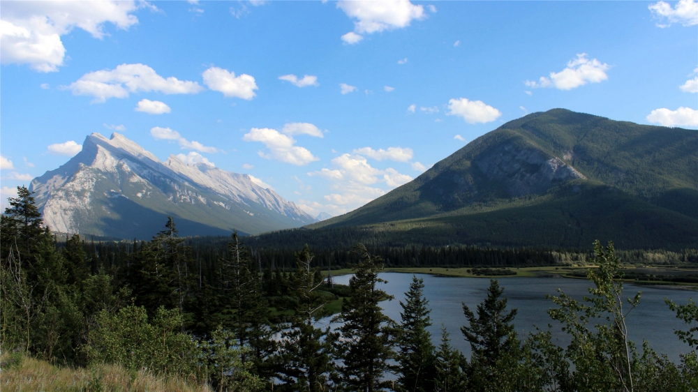 点击大图看下一张：加拿大班夫国家公园高清桌面壁纸
