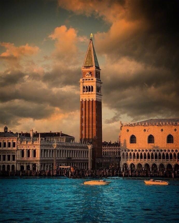 点击大图看下一张：夕阳下的威尼斯，治愈了多少被岁月伤过心的旅行者