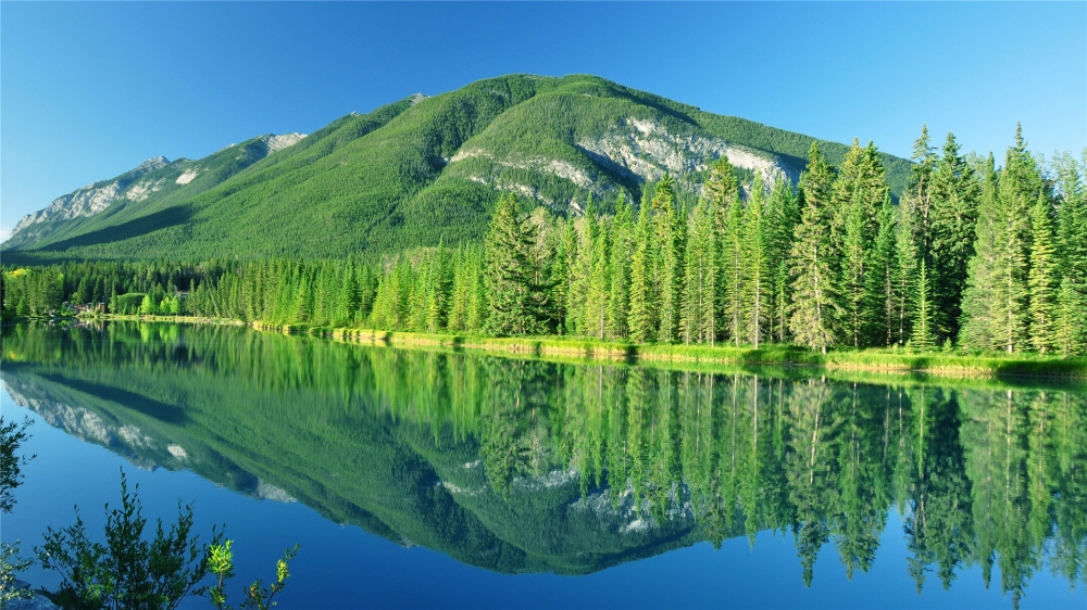 点击大图看下一张：一组美丽的青山绿水风景壁纸