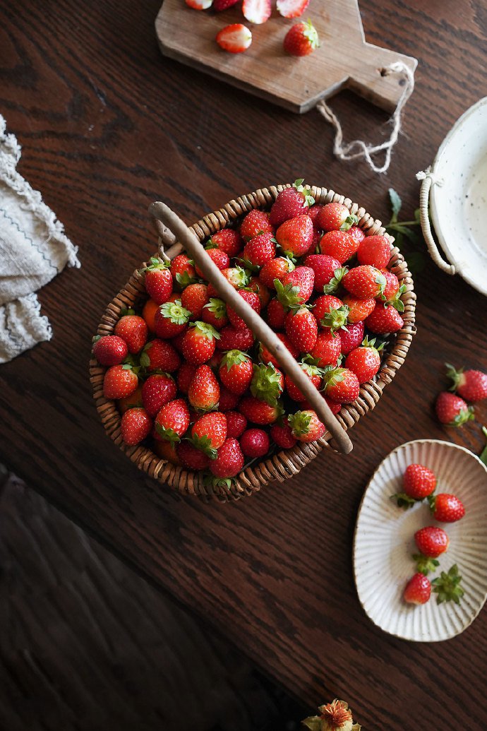点击大图看下一张：一组小小的高颜值草莓图片