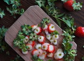 一组小小的高颜值草莓图片