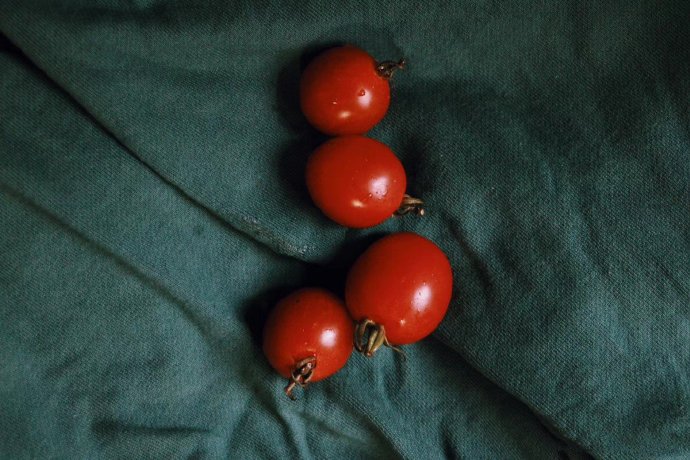 点击大图看下一张：一组暗色系拍摄的番茄图片