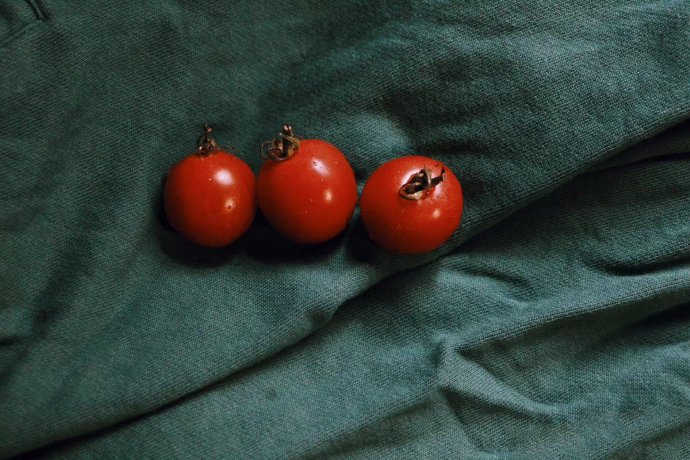 点击大图看下一张：一组暗色系拍摄的番茄图片