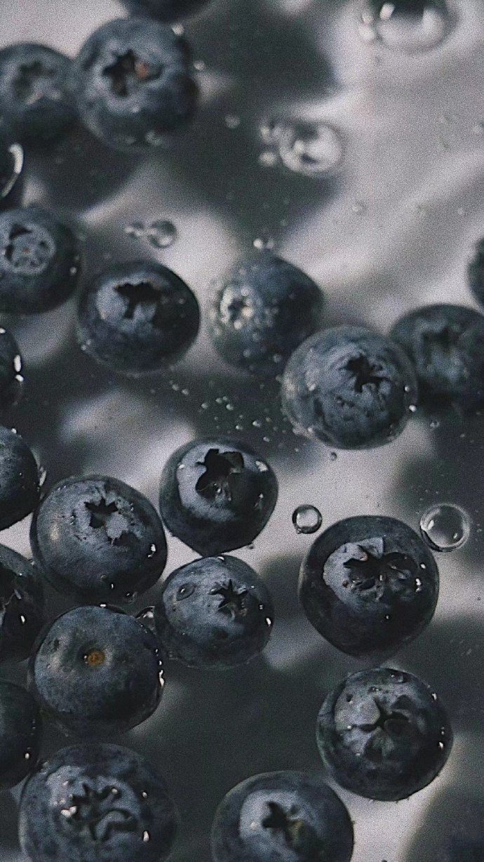 点击大图看下一张：一组暗色系拍摄的蓝莓图片