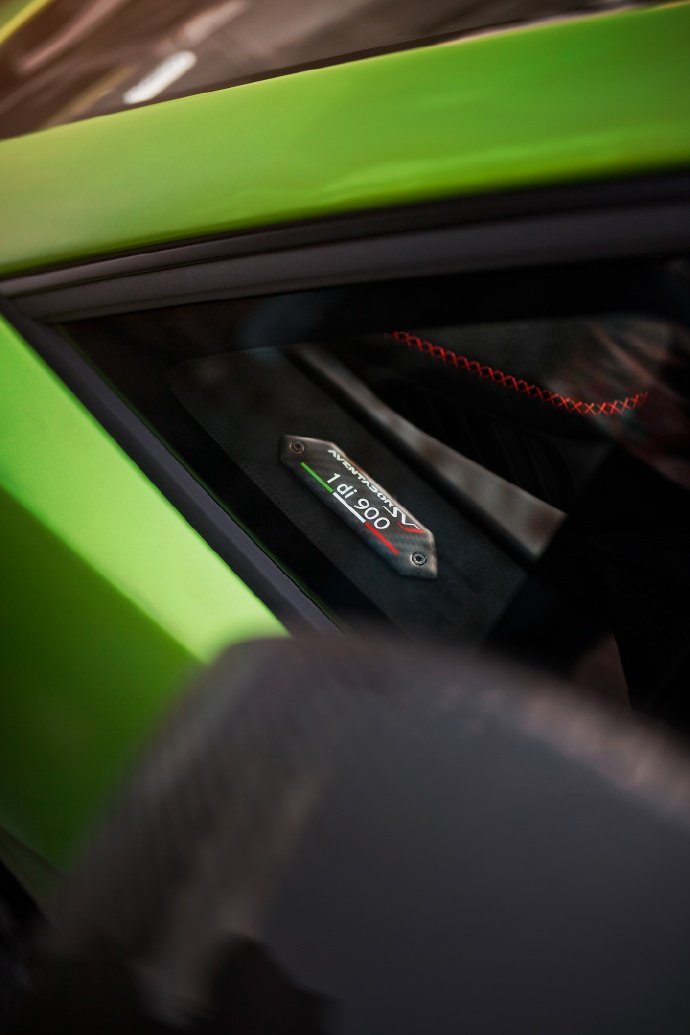 点击大图看下一张：Lamborghini Aventador SVJ，帅呆了
