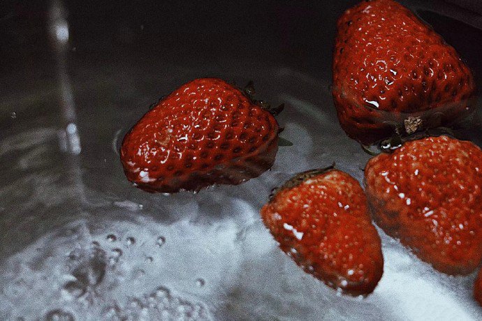 点击大图看下一张：一组红红有故事的草莓图片