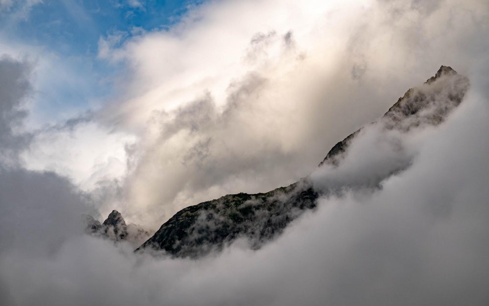 点击大图看下一张：云雾缭绕的唯美风景电脑壁纸