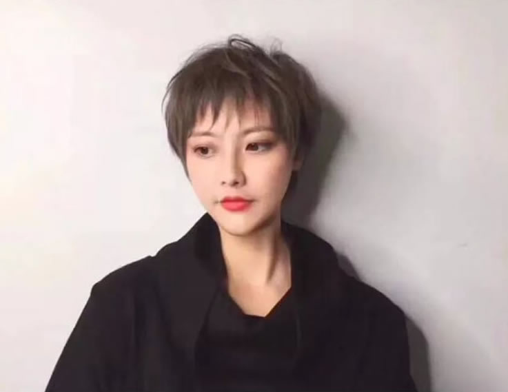 点击大图看下一张：网红狗啃刘海短发图片