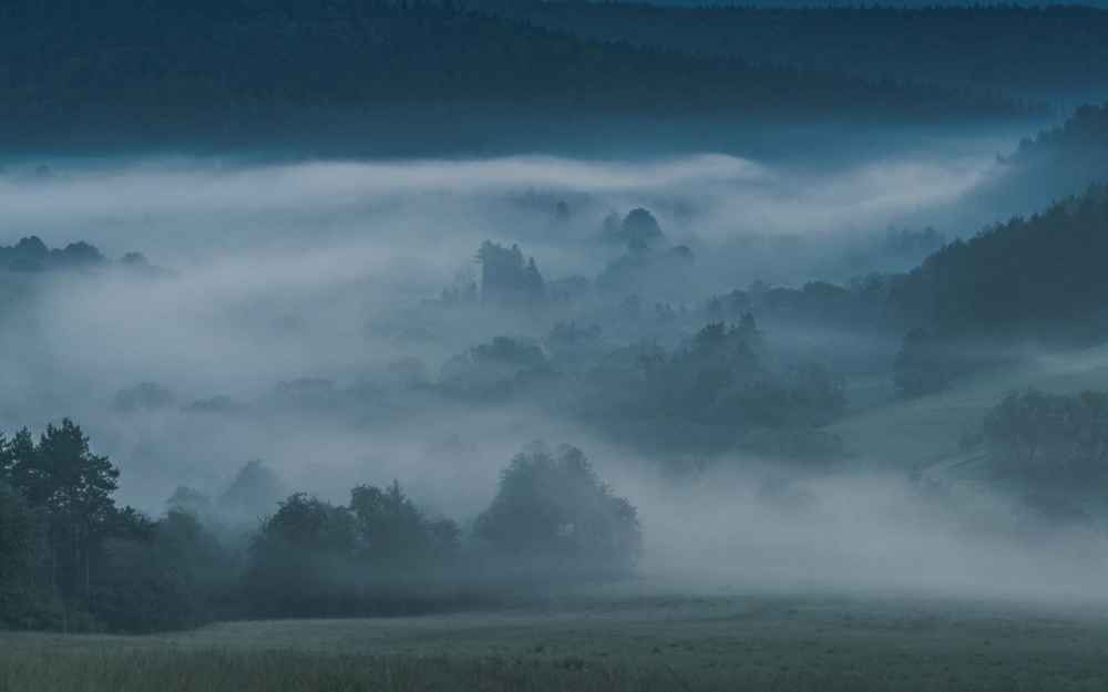 点击大图看下一张：云雾缭绕的美景高清桌面壁纸