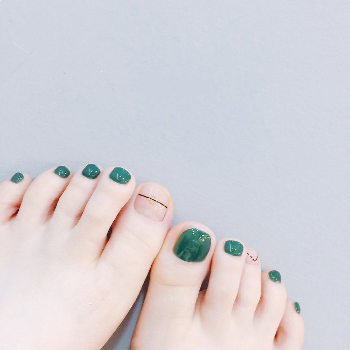点击大图看下一张：一组绿色清凉的脚指甲美甲