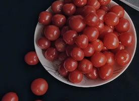 一组红彤彤的小番茄图片
