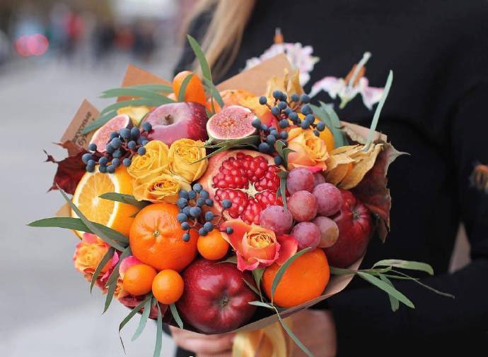 点击大图看下一张：精致美味的水果花束