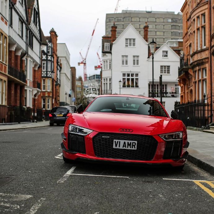 点击大图看下一张：伦敦，长“胡须”版奥迪 Audi R8 V10 Plus