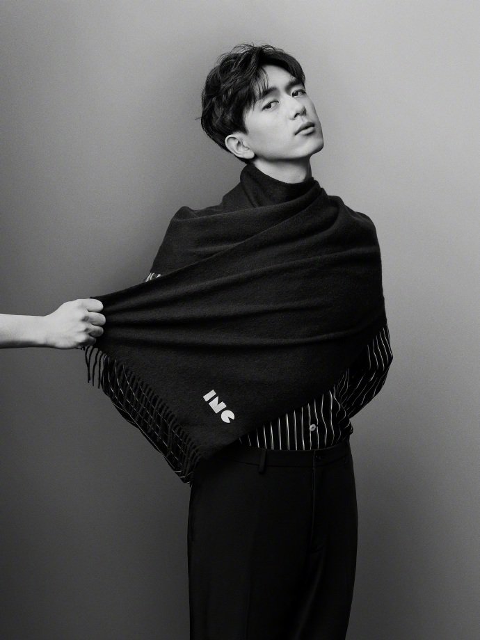 点击大图看下一张：李现身穿睡衣慵懒迷人写真