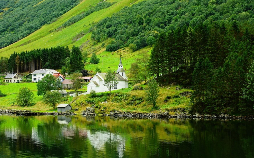 点击大图看下一张：挪威小镇唯美风景图片桌面壁纸
