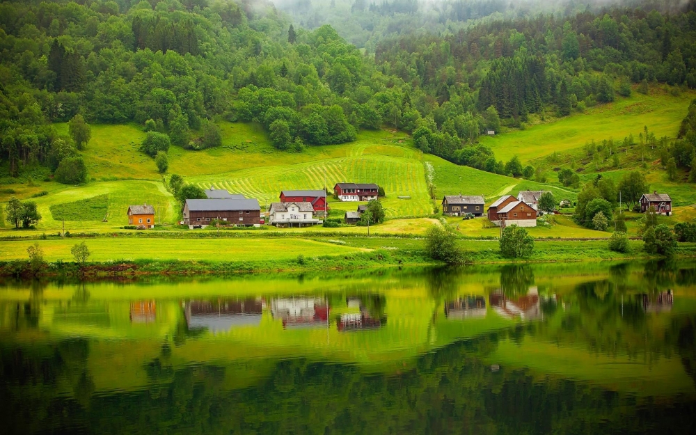 点击大图看下一张：挪威小镇唯美风景图片桌面壁纸