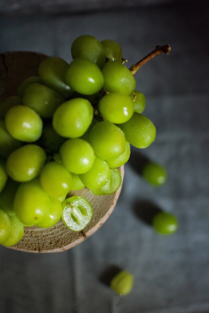 点击大图看下一张：一组绿色清凉的葡萄图片