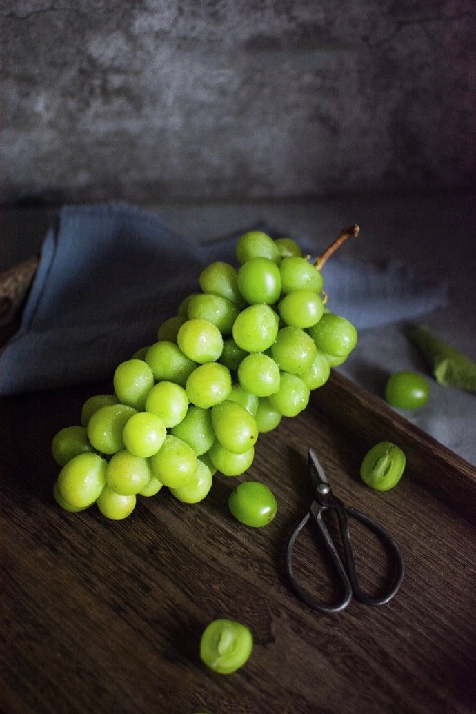 点击大图看下一张：一组绿色清凉的葡萄图片