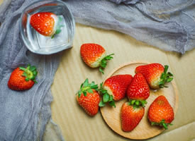 一组甜甜的小草莓图片