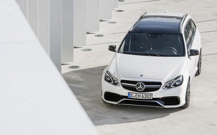 点击大图看下一张：白色的奔驰E63 AMG汽车桌面壁纸