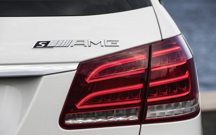 点击大图看下一张：白色的奔驰E63 AMG汽车桌面壁纸