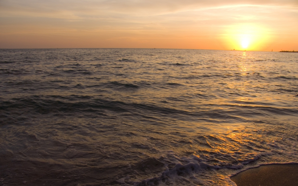 点击大图看下一张：海边朝霞唯美风景图片