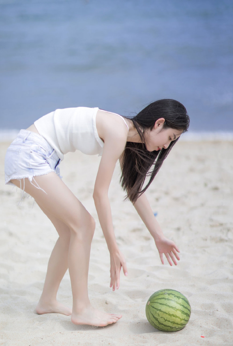 点击大图看下一张：吊带热裤美女性感美腿诱惑海边写真图片