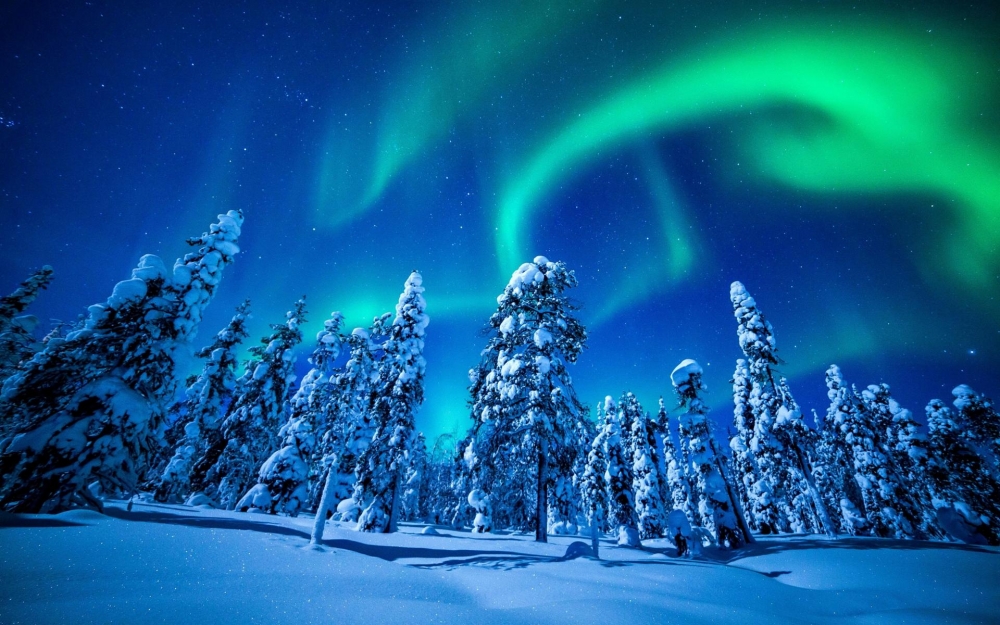 点击大图看下一张：梦幻唯美的北极光图片桌面壁纸