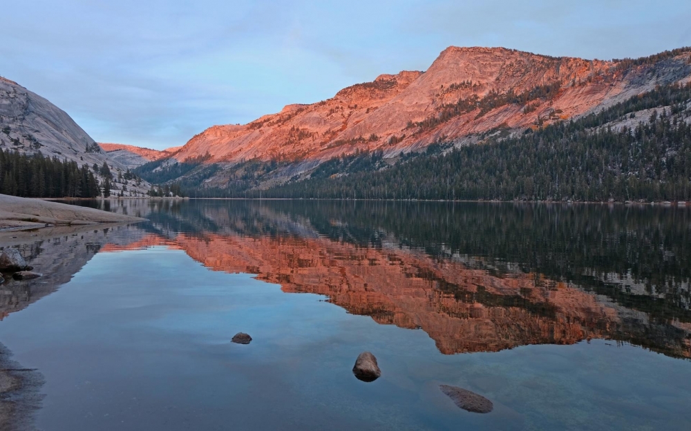 点击大图看下一张：平静的湖面唯美高清图片