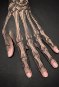 逼真3d效果的手背骷髅骨骼纹身作品