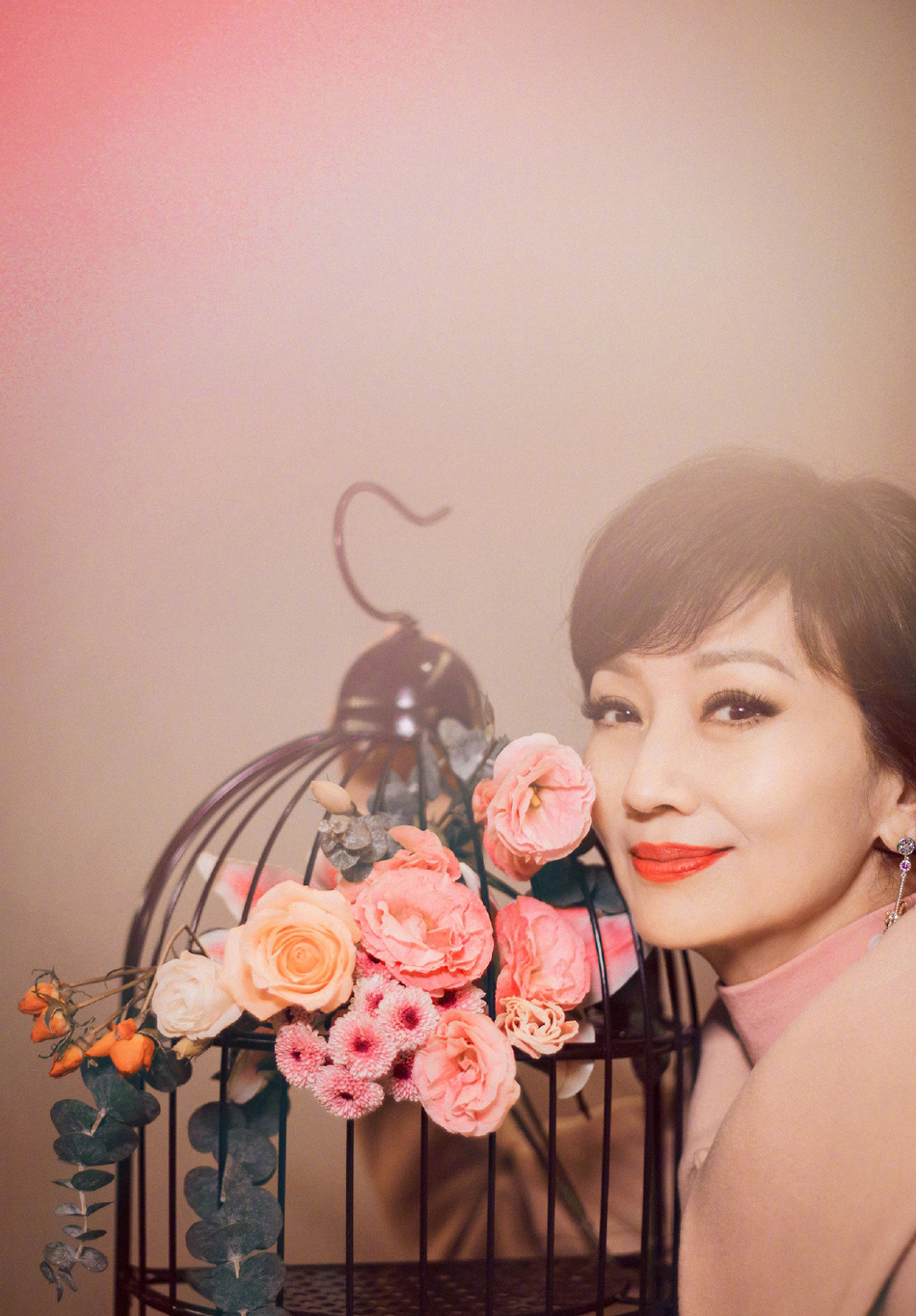 点击大图看下一张：赵雅芝粉色大衣优雅性感写真
