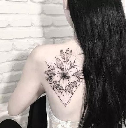 点击大图看下一张：植物纹身：象征着爱情的百合花纹身图片