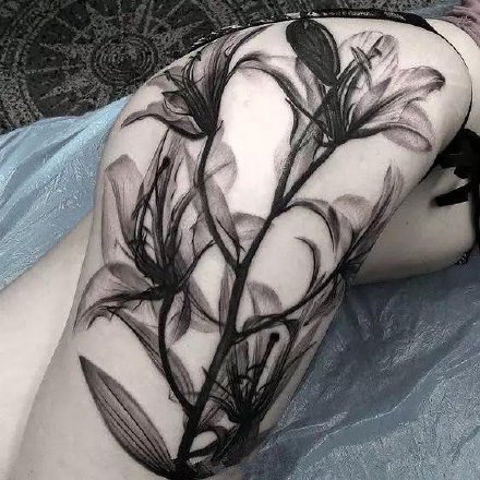点击大图看下一张：植物纹身：象征着爱情的百合花纹身图片