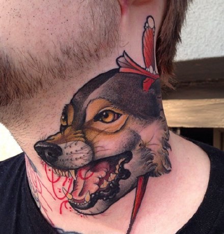 点击大图看下一张：脖子上的彩色newschool动物纹身作品