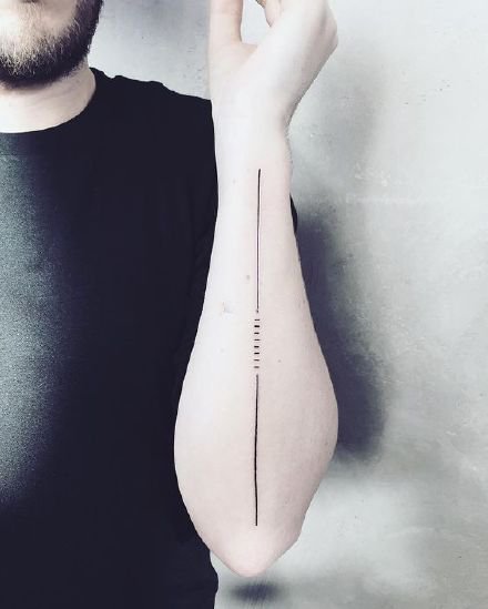 点击大图看下一张：一条简单的直线纹身 蕴藏纹身师多年的纹身功底