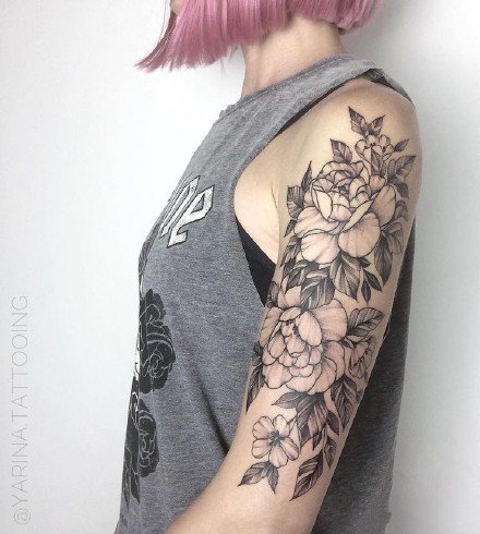 点击大图看下一张：女生大臂的一组漂亮素花纹身作品