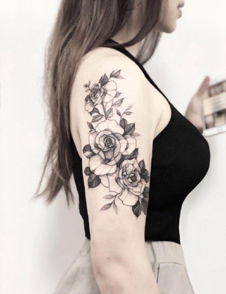 点击大图看下一张：女生大臂的一组漂亮素花纹身作品