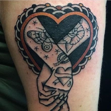 点击大图看下一张：象征爱情的心形牵手school纹身作品
