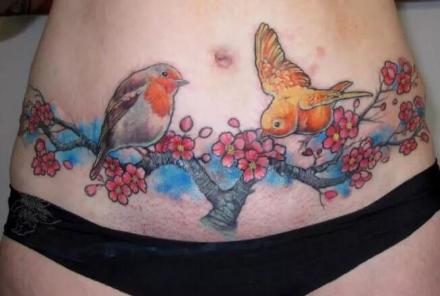 点击大图看下一张：女性腹部适合遮盖妊娠纹的纹身作品