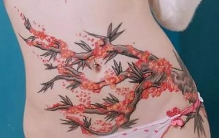 点击大图看下一张：女性腹部适合遮盖妊娠纹的纹身作品
