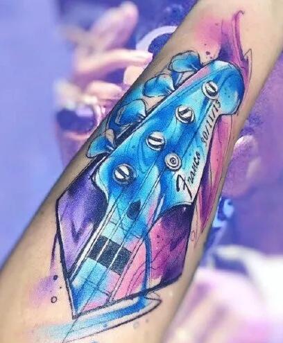点击大图看下一张：水彩吉他纹身 小清新水彩风格的吉他纹身图案