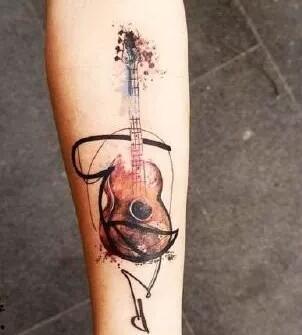 点击大图看下一张：水彩吉他纹身 小清新水彩风格的吉他纹身图案