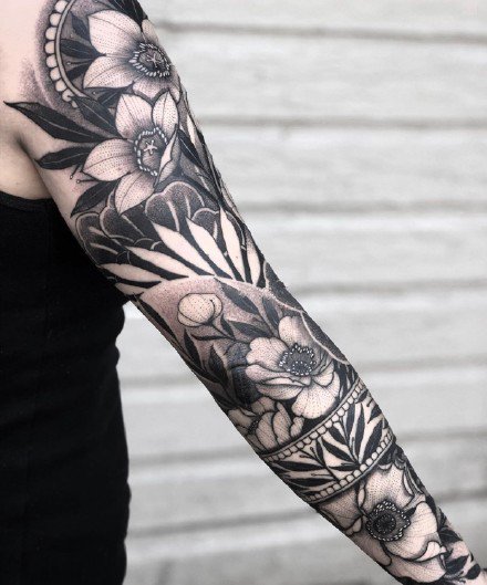 点击大图看下一张：点刺暗黑素花花朵的包臂纹身作品
