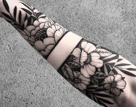 点击大图看下一张：点刺暗黑素花花朵的包臂纹身作品