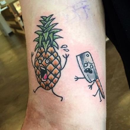 点击大图看下一张：水果菠萝主题的一组纹身图片