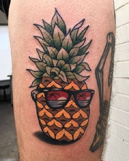 点击大图看下一张：水果菠萝主题的一组纹身图片