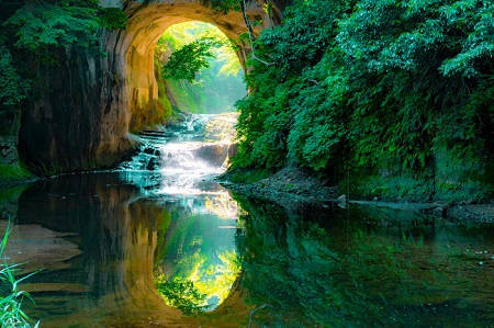 点击大图看下一张：日本千叶县的绝美瀑布，犹如动画中的绝美仙境