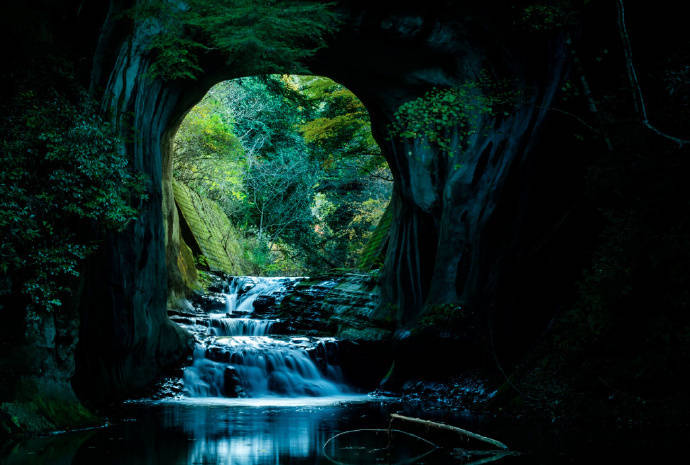 点击大图看下一张：日本千叶县的绝美瀑布，犹如动画中的绝美仙境
