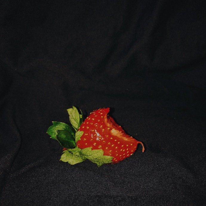 点击大图看下一张：一组高级感的草莓图片欣赏
