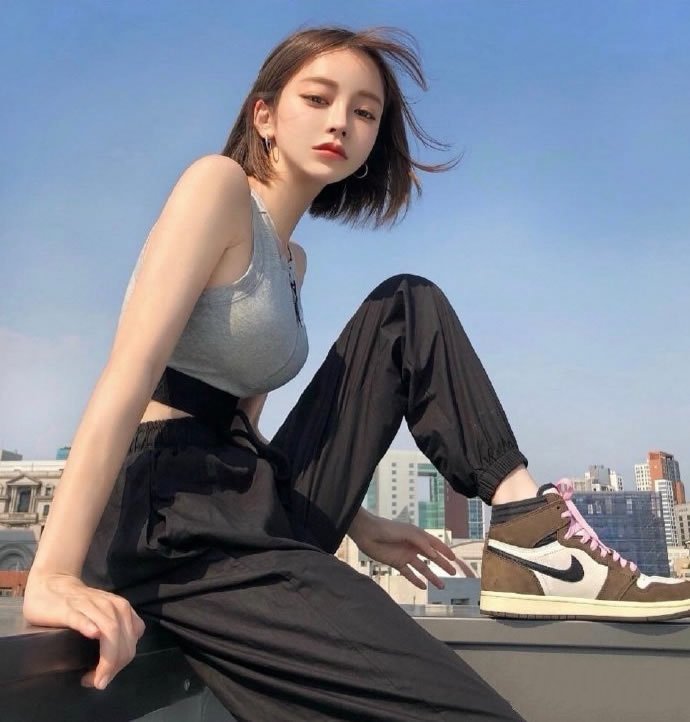 点击大图看下一张：韩国模特姜泰莉时尚百变短发造型